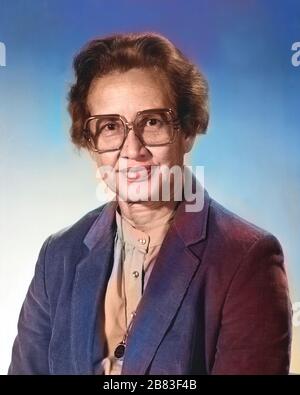 Portrait de Katherine Johnson, pionnière en informatique humaine de la NASA et en mathématiques afro-américaines (1918-2020) au Centre de recherche Langley de la NASA, 1983. Image de courtoisie NASA. Remarque : l'image a été colorisée numériquement à l'aide d'un processus moderne. Les couleurs peuvent ne pas être précises sur une période donnée. () Banque D'Images