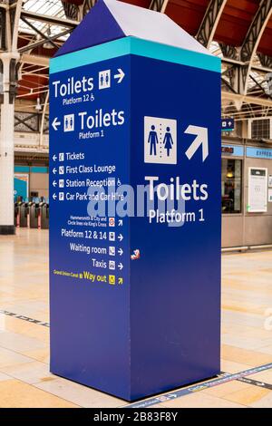 Panneau de toilettes à la gare de Paddington, terminus ferroviaire et métro londonien sur Praed St à Paddington, Londres Banque D'Images