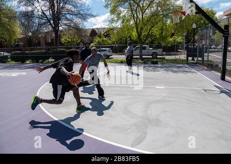 Sacramento, Californie, États-Unis. 19 mars 2020. Les cinq jouent au basket-ball au terrain de basket-ball Roosevelt lors de l'épidémie de coronavirus le jeudi 19 mars 2020 à Sacramento. Crédit: Paul Kitagaki Jr./ZUMA Wire/Alay Live News Banque D'Images