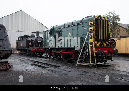 British Railways Class 08 moteur de shunting diesel, et LMS Jinty 0-6-0 moteur à vapeur à Great Central Railway, Loughborough, Leicestershire, Angleterre, Banque D'Images