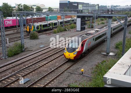 London Northwestern Railway train, classe 350, unité multiple électrique, sur la ligne principale de la côte ouest à Rugby, Warwickshire, Angleterre Banque D'Images