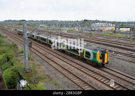 London Northwestern Railway train, classe 350, unité multiple électrique, sur la ligne principale de la côte ouest à Rugby, Warwickshire, Angleterre Banque D'Images