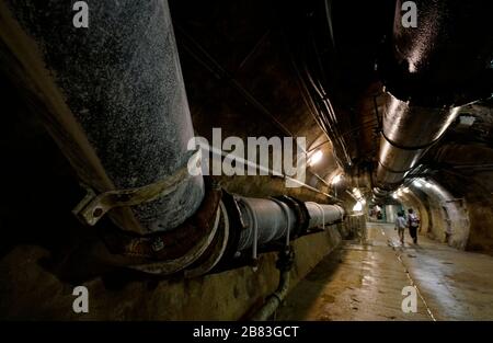 Conduites d'eau potable et câbles installés à l'intérieur de l'égout. Musée des Eguts de Paris.Paris.France Banque D'Images