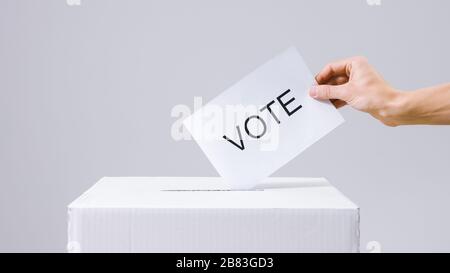 Voter à la main dans les urnes aux élections. Concept de vote. Banque D'Images