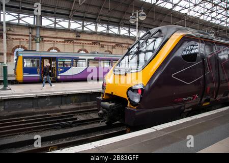 Arriva Classe 220 Voyager diesel-électrique train à grande vitesse à plusieurs unités à la gare de Piccadilly, Manchester, Angleterre. Les trains du nord s'entraînent derrière. Banque D'Images