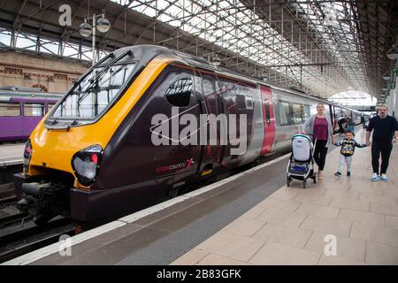 Arriva Classe 220 Voyager diesel-électrique train à grande vitesse à plusieurs unités à la gare de Piccadilly, Manchester, Angleterre Banque D'Images