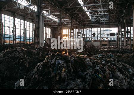 Grand hall industriel abandonné avec des ordures. Usine de fabrication de pelles Voronezh Banque D'Images