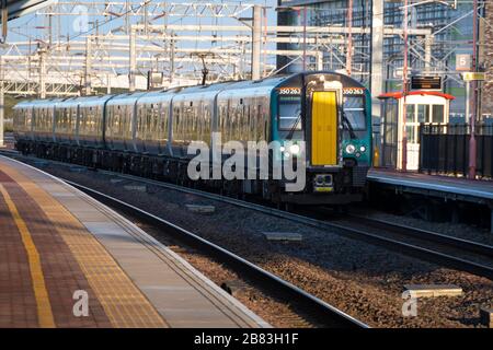 London Northwestern Railway train, classe 350, unité multiple électrique, sur la ligne principale de la côte ouest à Rugby, Warwickshire, Angleterre Banque D'Images