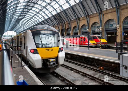Thameslink Class 700, Desiro City, train électrique à la gare de Kings Cross, Londres, Angleterre. LNER HST et les trains de classe 91 en distance. Banque D'Images