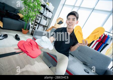 Heureux homme à la maison parlant devant la caméra pour vlog. Jeune homme asiatique travaillant comme blogueur, l'enregistrement vidéo tutorial pour Internet Banque D'Images