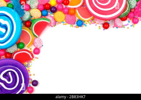 Bordure d'angle supérieure d'un assortiment de bonbons colorés sur fond blanc Banque D'Images