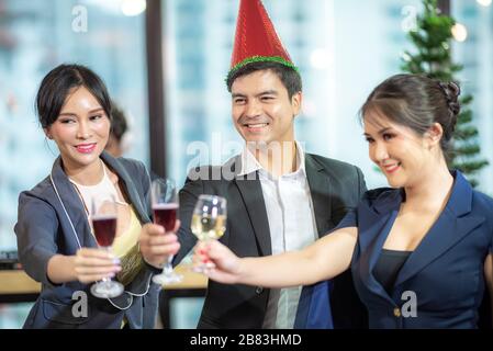 Un groupe de travailleurs se réjouissent des fêtes du nouvel an et de Noël. Banque D'Images