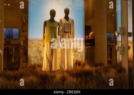 Vêtements élégants sur les mannequins dans la fenêtre de la boutique, vitrine moderne de la Dressy Shop, Galleria Vittorio Emanuele II, Milan, Lombardie, Italie.mai 2017 Banque D'Images