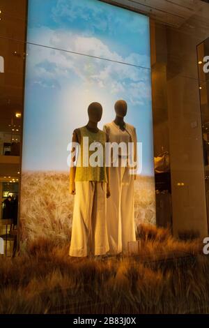 Vêtements élégants sur les mannequins dans la fenêtre de la boutique, vitrine moderne de la Dressy Shop, Galleria Vittorio Emanuele II, Milan, Lombardie, Italie.mai 2017 Banque D'Images