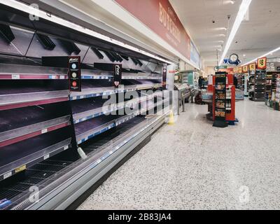 Les étagères vides dans l'allée de viande de Morrisons supermarché à Palmers Green, Londres, alors que les gens se approvisionnent en raison de la menace de Coronavirus. Banque D'Images