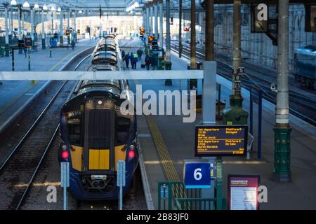 Édimbourg, Royaume-Uni. 19 mars 2020. Photo : service retardé en raison d'une personne frappée par un train entre Dunbar et Prestonpans. Gare de Waverley pendant l'heure de pointe pendant la pandémie de coronavirus. Ce qui serait normalement l'agitation bourrée avec les navetteurs essayant de rentrer à la maison, un parcours plus ou moins vide. Crédit : Colin Fisher/Alay Live News Banque D'Images