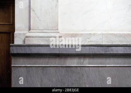 Colonne blanche antique. Marbre noir et blanc. Intérieur classique. Le mur est en marbre clair et foncé. Demi-colonne, bas-relief. banne panoramique Banque D'Images