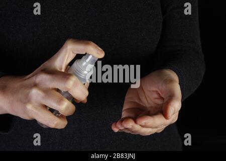 COVID-19 Pandémique Coronavirus mains de la femme utilisant le distributeur de gel désinfectant pour les mains, contre le coronavirus de Novel (2019-nCoV) ou le coronavirus de Wuhan en ville Banque D'Images
