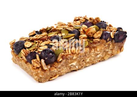 Bar à petit-déjeuner fait maison avec l'avoine superfood et bleuets isolé sur fond blanc Banque D'Images