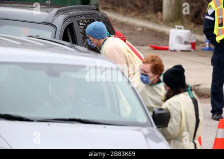 19 mars 2020. Coronaviris - COVID-19, l'effet sur les Canadiens de London Ontario Canada. Le centre d'évaluation COVID-19 d'Oakridge Arena dispose d'un drive pour aider les personnes qui pourraient être infectées. Luke Durda/Alay Banque D'Images