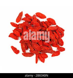 Pile de baies de goji isolées sur fond blanc, vue sur le dessus Banque D'Images