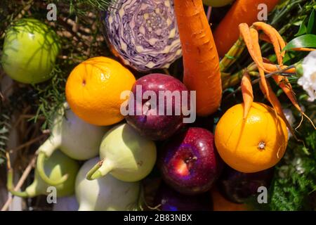 Divers types de fruits tropicaux sont placés de diverses façons. Banque D'Images