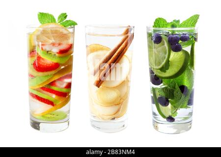 Trois types d'eau de détox de fruits dans des verres isolés sur un fond blanc Banque D'Images