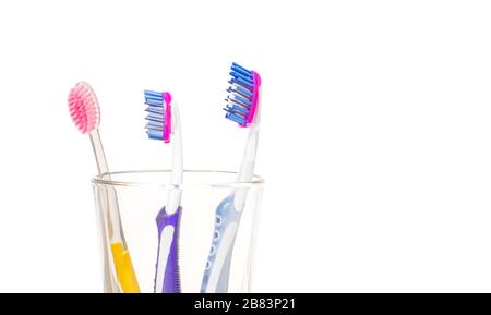 Hygiène dentaire. Brosses à dents en verre sur fond blanc Banque D'Images