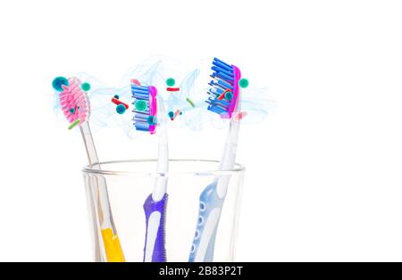 Hygiène dentaire. Brosses à dents avec bactéries en verre sur fond blanc Banque D'Images