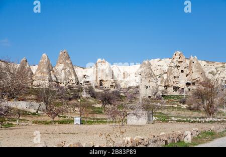 Cheminée de fée rock formation avec des grottes et des vestiges d'habitations troglodytiques, Goreme, Cappadoce, Turquie Banque D'Images