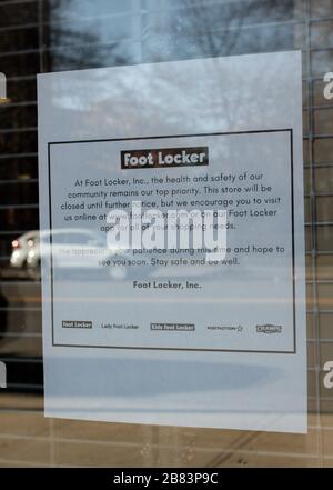 Connectez-vous à une fenêtre d'un magasin de foot Locker dans le Bronx en indiquant qu'il est fermé en raison du coronavirus ou de la pandémie de covid-19 Banque D'Images