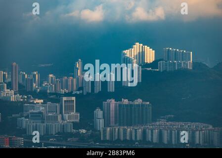 Hong Kong, Hong Kong - 6 novembre 2019 : paysage urbain de Hong Kong, vue depuis les montagnes Banque D'Images