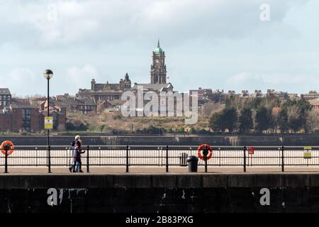 Rue Kings Parade sur le bord de Queens Dock, Liverpool, avec horizon Birkenhead en arrière-plan. Banque D'Images