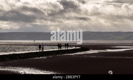 Les gens qui marchent autour du lac Marine, West Kirby, Wirral Banque D'Images