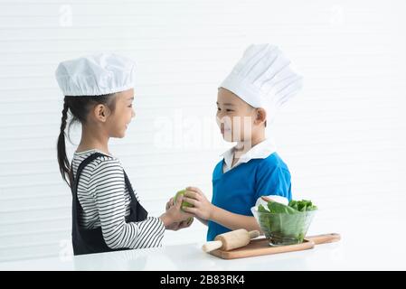 Les enfants profitent de cours de cuisine Banque D'Images