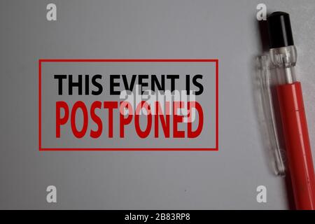 Cet événement est reporté écrire sur un livre isolé sur Office Desk. Banque D'Images