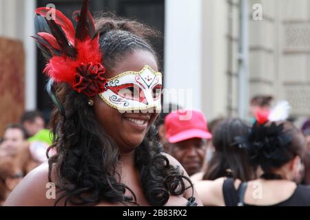 Femme dans un masque de visage décoré au carnaval Notting Hill à Londres Banque D'Images