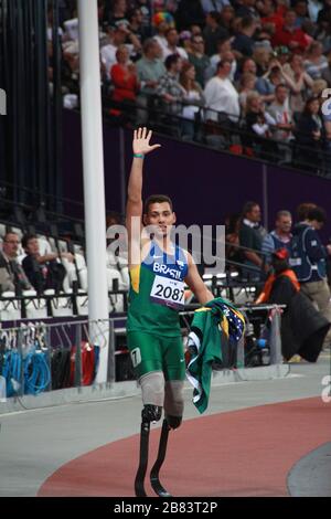 200 m de sprint médaillé d'or Paralympien Alan Fonteles Cardoso Oliveira célébrant la course gagnante aux Jeux Paralympiques d'été 2012 Banque D'Images