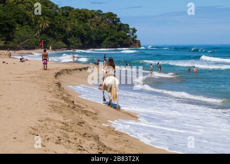 Costa Rica plage Cocles les plus spectaculaires qui peuvent être trouvés près de Puerto Viejo - destination populaire pour les surfeurs,la population locale et touristique Banque D'Images