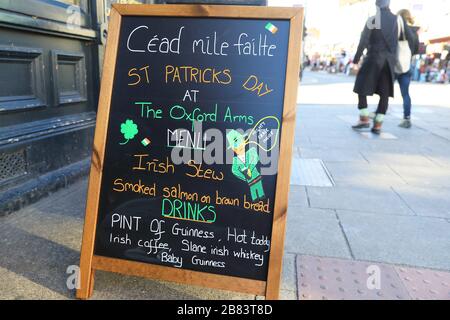 Fête de la St Patrick au pub Oxford Arms sur Camden High Street près du marché, dans le nord de Londres, au Royaume-Uni Banque D'Images