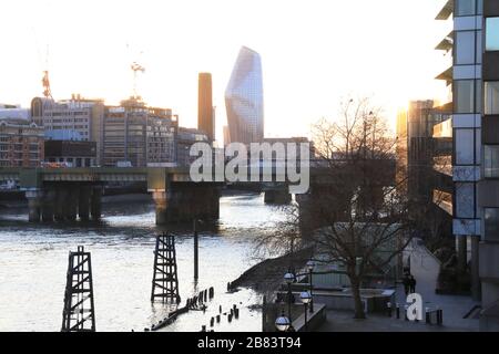 Vue au coucher du soleil depuis le London Bridge, sur la Tamise, vers Tate Modern et One Blackfriars, The vase, au Royaume-Uni Banque D'Images