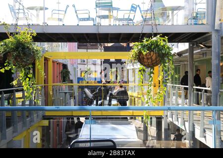 Buck Street Market, le nouveau marché branché de conteneurs d'expédition recyclés de Camden, dans le nord de Londres, au Royaume-Uni Banque D'Images