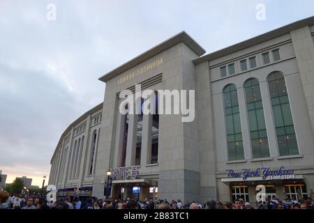 New York Yankees Stadium avec des foules à l'extérieur de la porte 6 et des entrées de l'écurie Banque D'Images