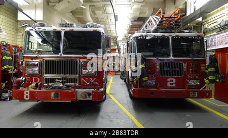 Deux véhicules d'urgence du service d'incendie de New York stationnés dans une caserne de pompiers Banque D'Images