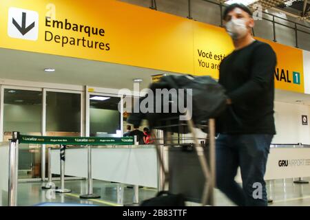 Guarulhos, Sao Paulo, Brésil. 19 mars 2020. (INT).Aéroport international de Guarulhos Sao Paulo au milieu de Coronavirus.19 mars 2020, Guarulhos, Sao Paulo, Brésil: Mouvement des personnes à l'aéroport international de Sao Paulo à Guarulhos à Sao Paulo ce jeudi (19).Credit:Fepesil/Thenews2 crédit: Fepesil/TheNEWS2/ZUMA Wire/Alay Live News Banque D'Images