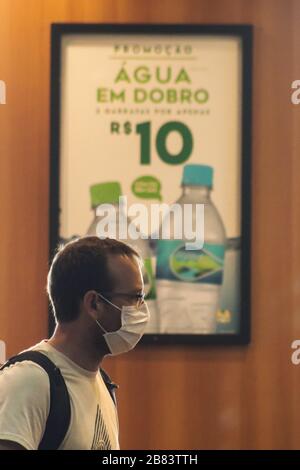 Guarulhos, Sao Paulo, Brésil. 19 mars 2020. (INT).Aéroport international de Guarulhos Sao Paulo au milieu de Coronavirus.19 mars 2020, Guarulhos, Sao Paulo, Brésil: Mouvement des personnes à l'aéroport international de Sao Paulo à Guarulhos à Sao Paulo ce jeudi (19).Credit:Fepesil/Thenews2 crédit: Fepesil/TheNEWS2/ZUMA Wire/Alay Live News Banque D'Images