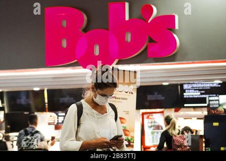 Guarulhos, Sao Paulo, Brésil. 19 mars 2020. (INT).Aéroport international de Guarulhos Sao Paulo au milieu de Coronavirus.19 mars 2020, Guarulhos, Sao Paulo, Brésil: Mouvement des personnes à l'aéroport international de Sao Paulo à Guarulhos à Sao Paulo ce jeudi (19).Credit:Fepesil/Thenews2 crédit: Fepesil/TheNEWS2/ZUMA Wire/Alay Live News Banque D'Images