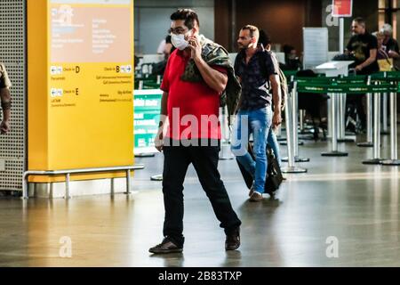 Guarulhos, Sao Paulo, Brésil. 19 mars 2020. (INT).Aéroport international de Guarulhos Sao Paulo au milieu de Coronavirus.19 mars 2020, Guarulhos, Sao Paulo, Brésil: Mouvement des personnes à l'aéroport international de Sao Paulo à Guarulhos à Sao Paulo ce jeudi (19).Credit:Fepesil/Thenews2 crédit: Fepesil/TheNEWS2/ZUMA Wire/Alay Live News Banque D'Images