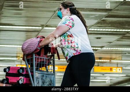 Guarulhos, Sao Paulo, Brésil. 19 mars 2020. (INT).Aéroport international de Guarulhos Sao Paulo au milieu de Coronavirus.19 mars 2020, Guarulhos, Sao Paulo, Brésil: Mouvement des personnes à l'aéroport international de Sao Paulo à Guarulhos à Sao Paulo ce jeudi (19).Credit:Fepesil/Thenews2 crédit: Fepesil/TheNEWS2/ZUMA Wire/Alay Live News Banque D'Images