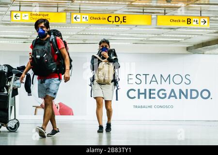 Guarulhos, Sao Paulo, Brésil. 19 mars 2020. (INT).Aéroport international de Guarulhos Sao Paulo au milieu de Coronavirus.19 mars 2020, Guarulhos, Sao Paulo, Brésil: Mouvement des personnes à l'aéroport international de Sao Paulo à Guarulhos à Sao Paulo ce jeudi (19).Credit:Fepesil/Thenews2 crédit: Fepesil/TheNEWS2/ZUMA Wire/Alay Live News Banque D'Images